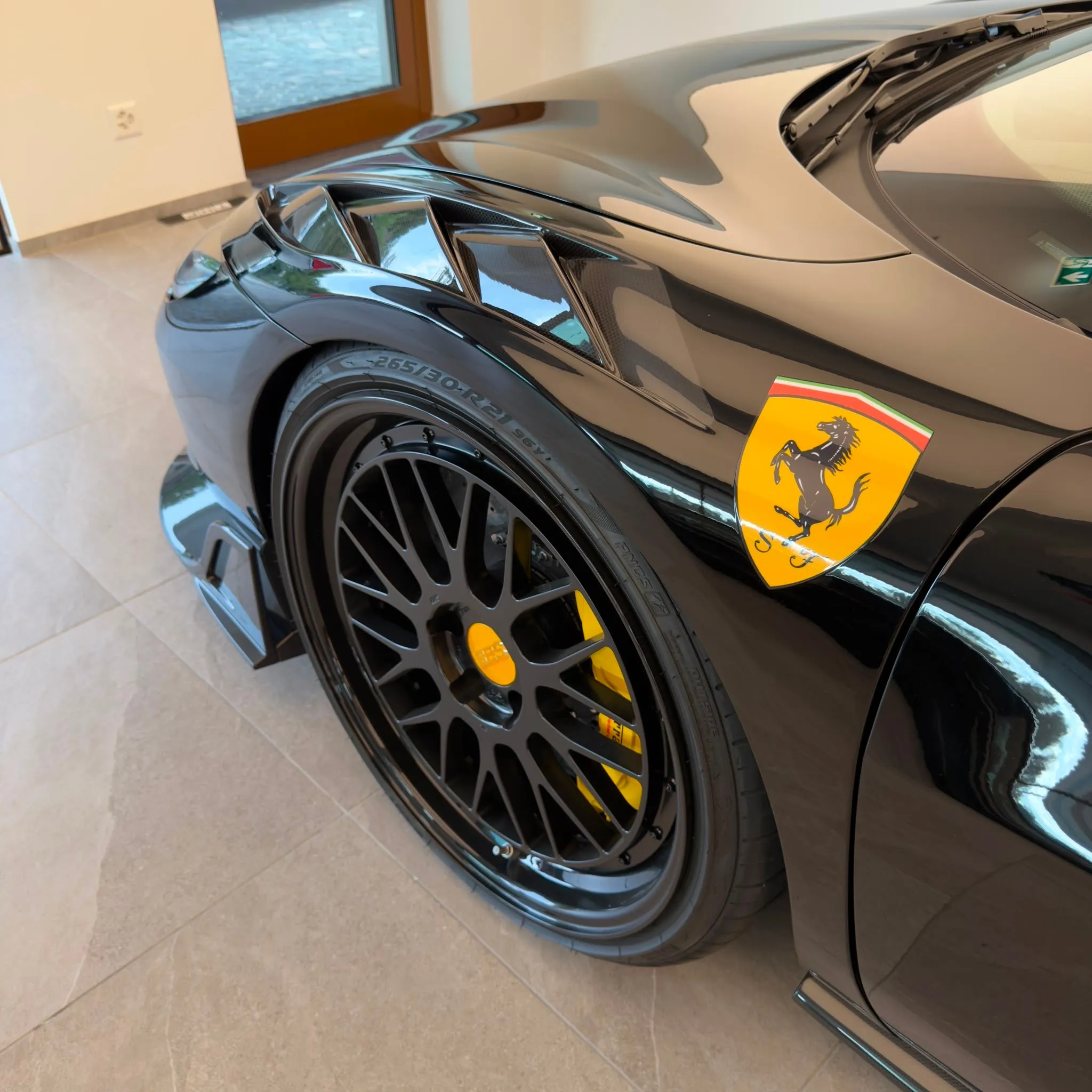 Schmiedefelgen am Ferrari 296 GTB im THP Showroom